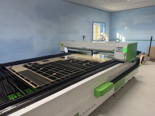 Large-format enclosed-bed laser cutting machine in the shop
